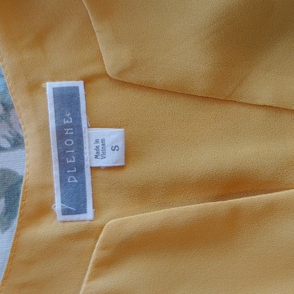 Pleione Sunny Yellow Women's Pleated V-Neck Blouse 3/4 Sleeves Size Small - Picture 10 of 13